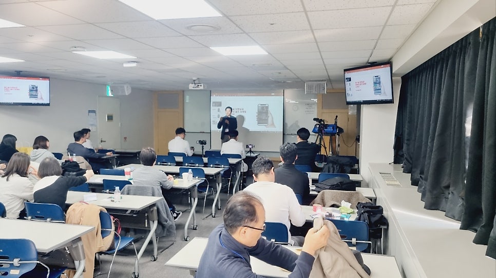 퍼스널 브랜딩 강의 중인 덕PD