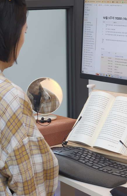 근무시간에 마케팅 서적을 읽고 내용을 기재하며 공유하는 직원들