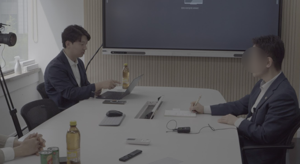 브랜드 블로그 작성을 위해 인터뷰 중인 덕pd