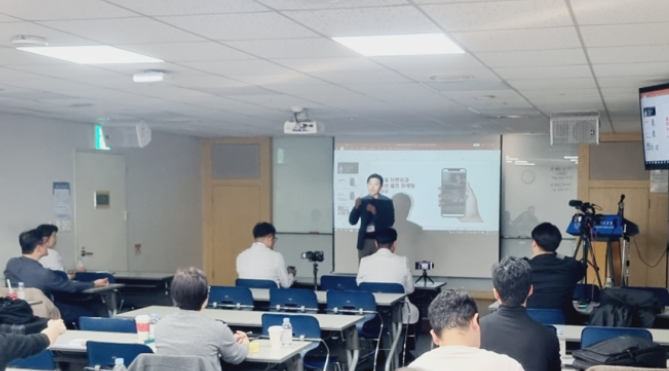 서울대학교에서 마케팅 강의 중인 덕 PD