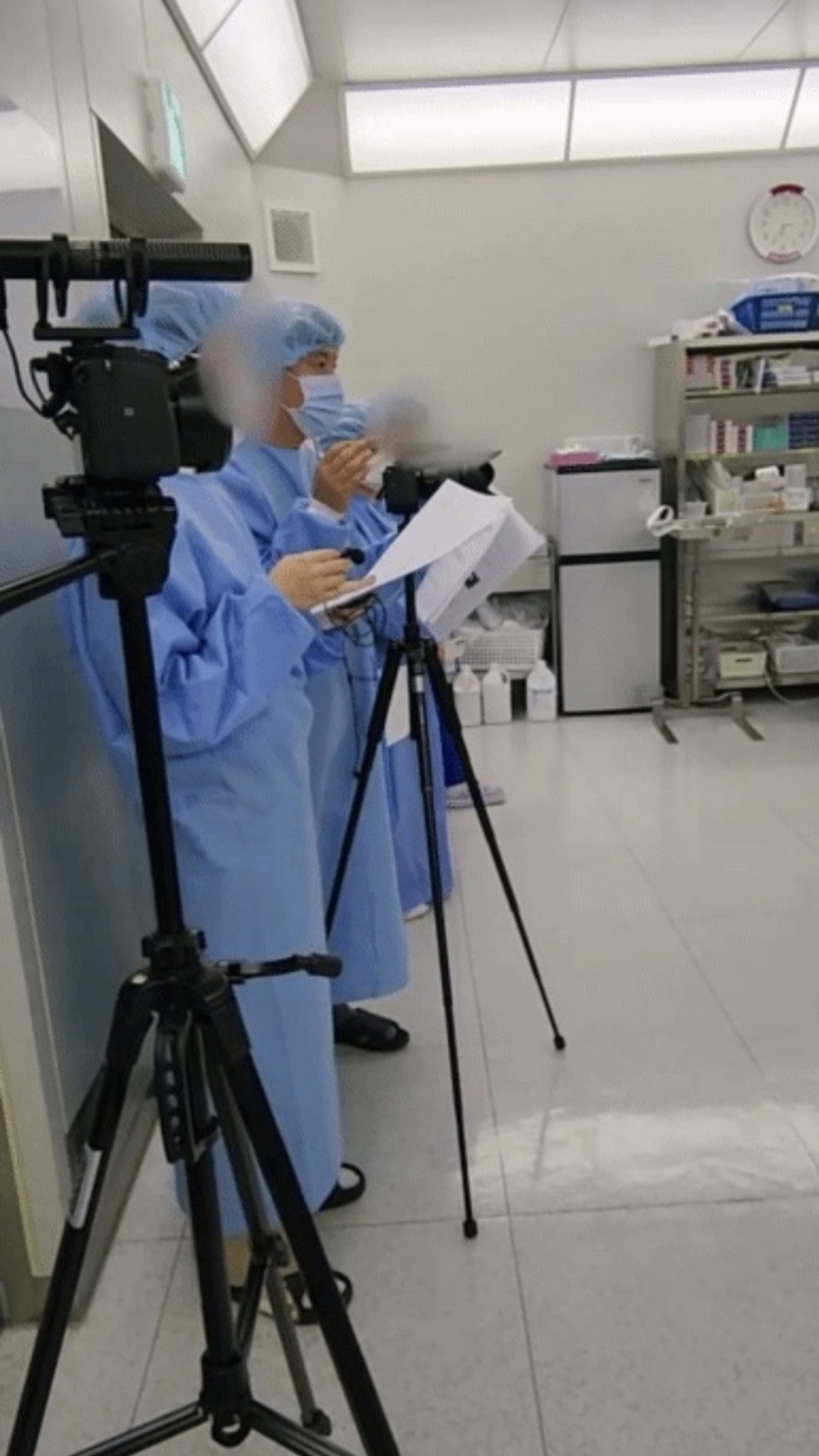 병원 유튜브 수술 씬을 촬영 중인 열정 덕 PD