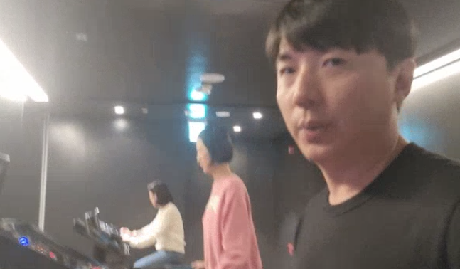 건강한마케팅 직원들이 함께 운동하는 모습