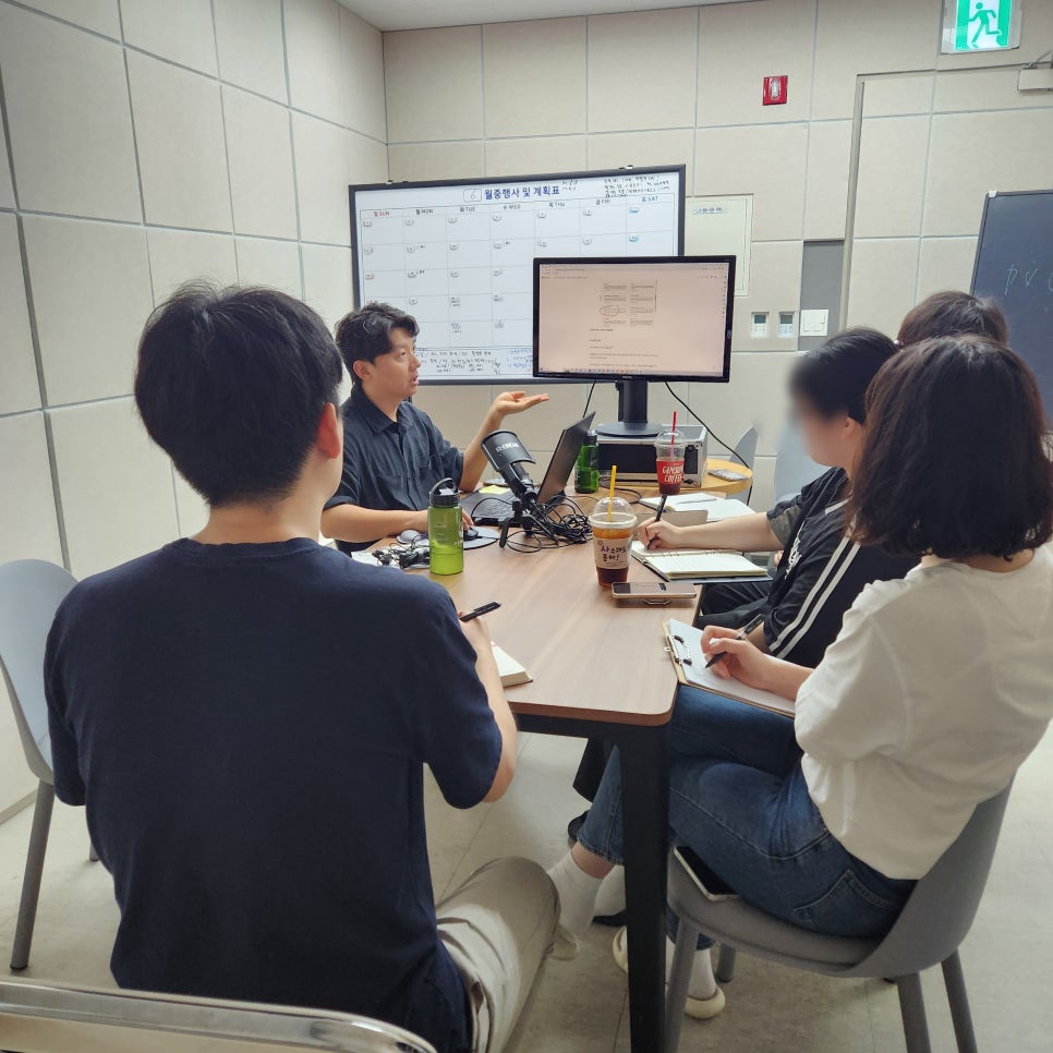 블로그팀의 병원 마케팅 전략 회의 모습
