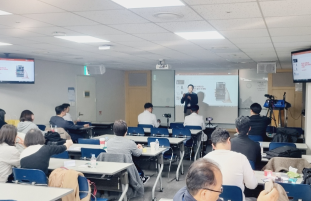 서울대병원에서 원장 대상 블로그 유튜브 마케팅 강의 중인 열정덕 PD