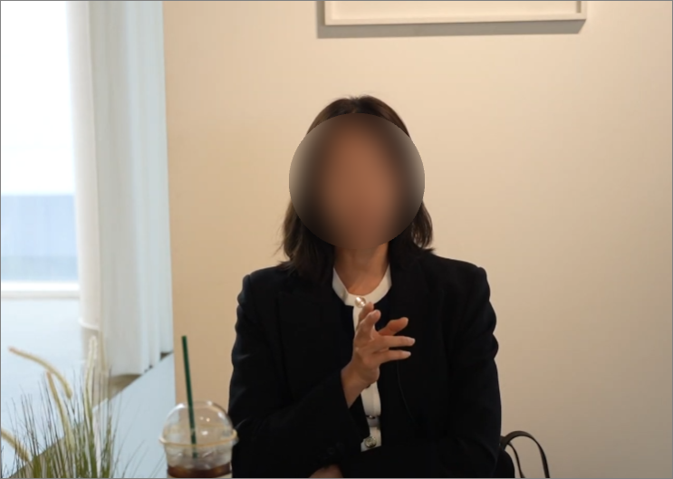 병원 원장님 심층인터뷰를 진행하는 장면