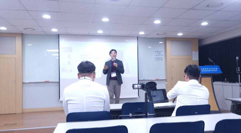 서울대에서 병원장 대상으로 마케팅 강의 중인 덕PD