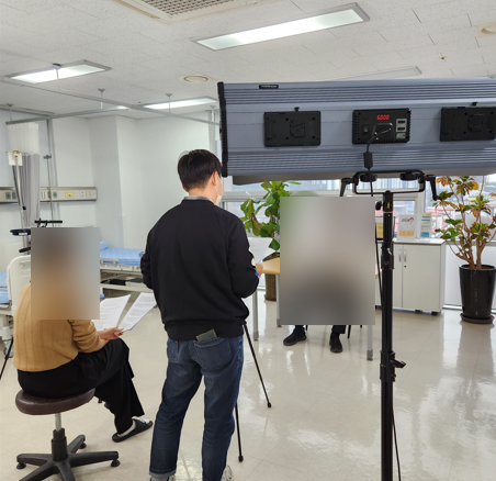 병원 브랜딩을 위한 유튜브 촬영 중인 덕PD