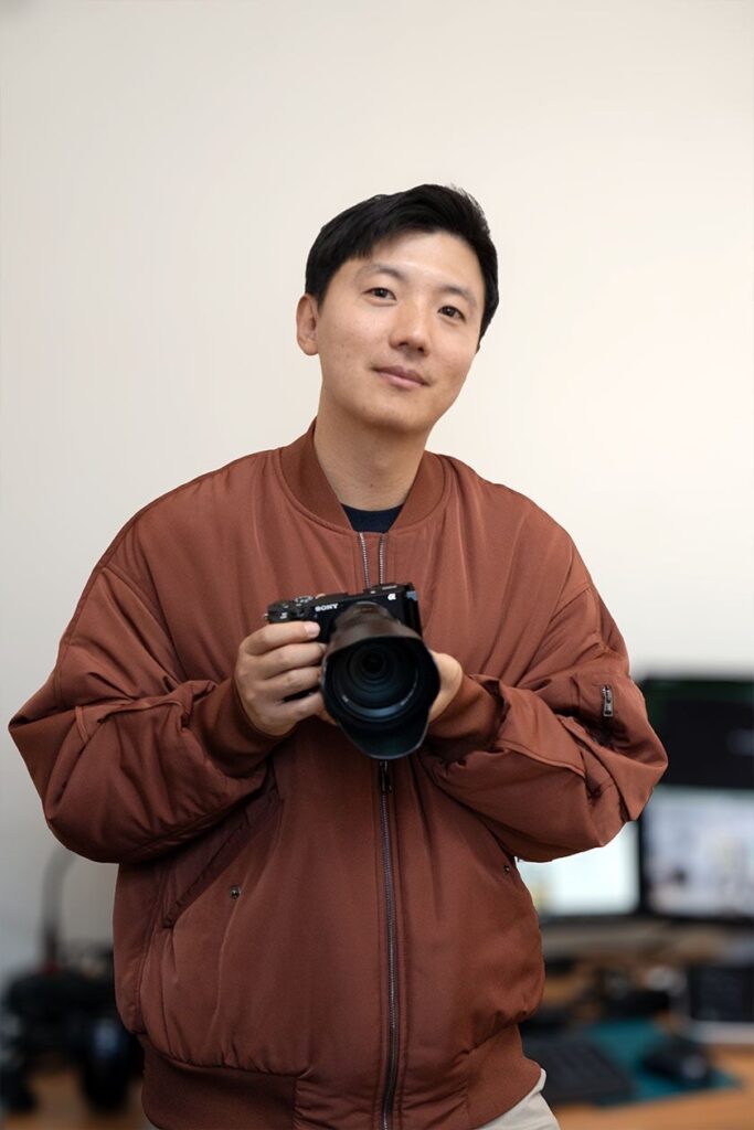 카메라를 들고 있는 A 인물과 B 인물을 비교한 이미지