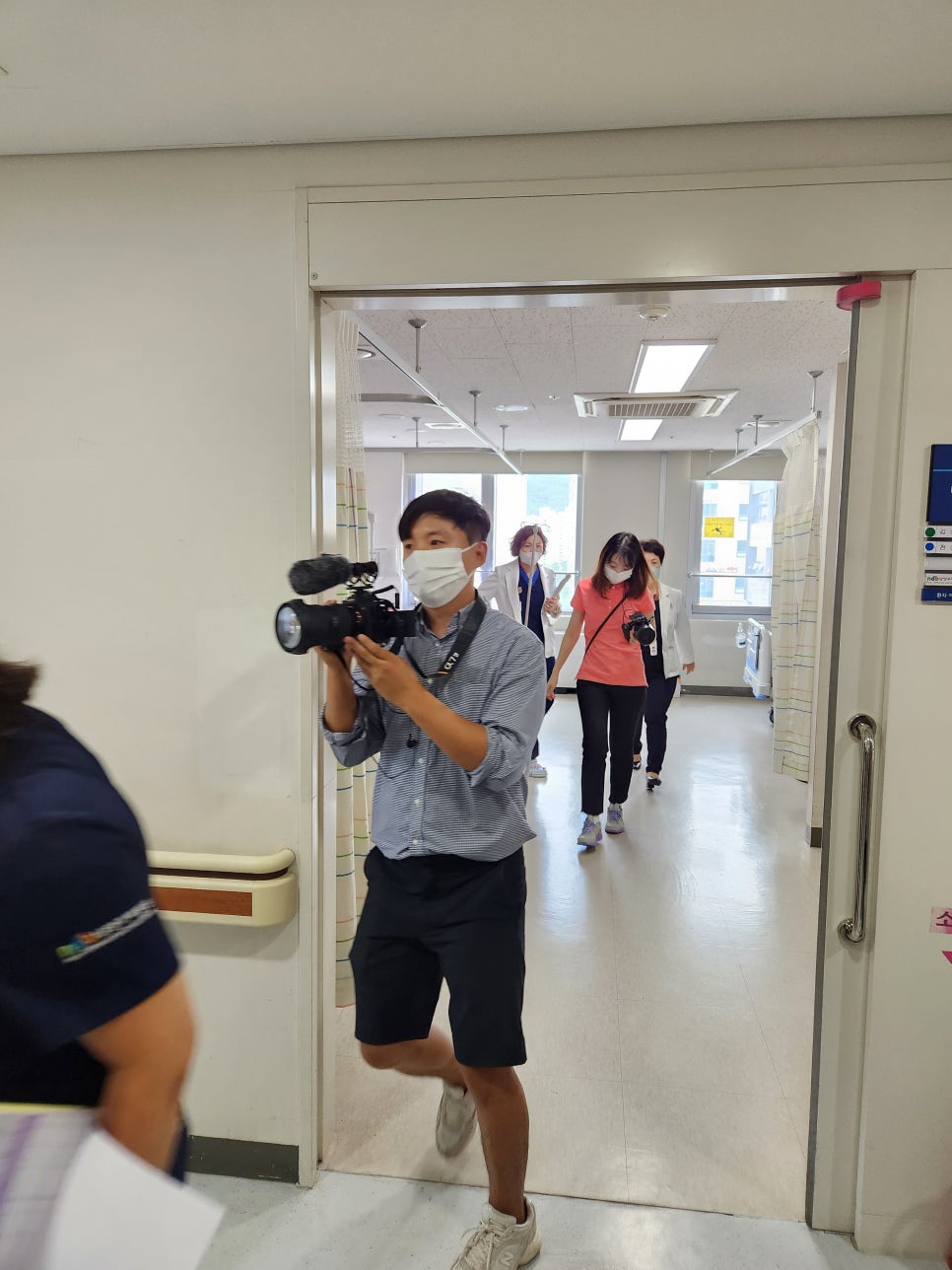 병원 유튜브 촬영 현장에서 제작 중인 덕PD