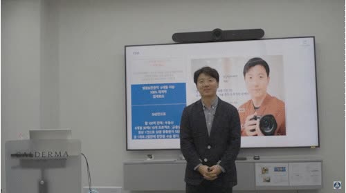 병원마케팅 열정덕 PD가 글로벌 대기업에서 강의하는 모습