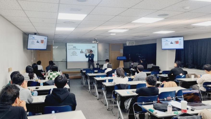 서울대 병원장 대상 마케팅 강의를 진행하는 덕PD