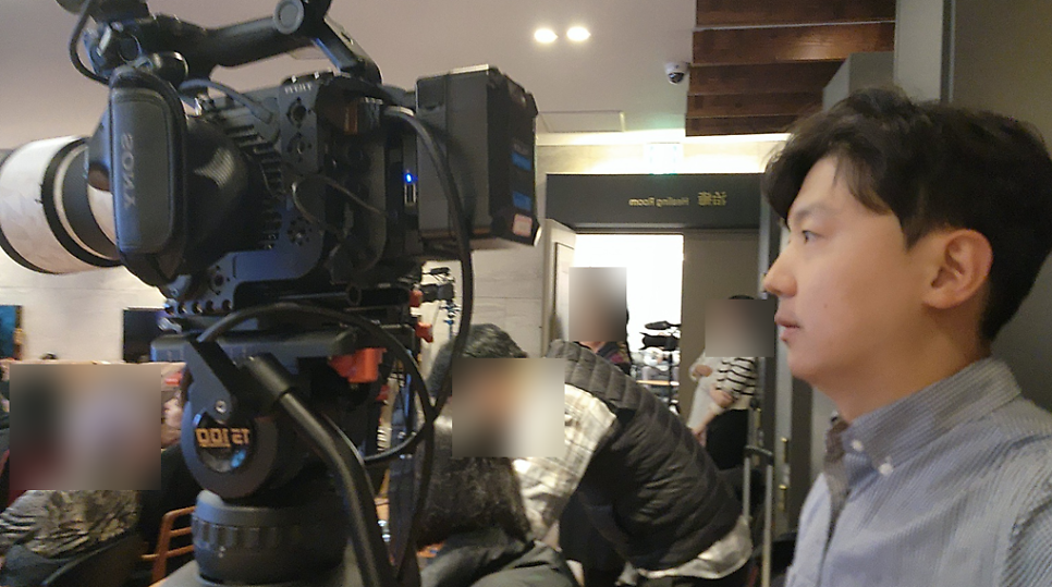 병원 촬영 현장에서 작업 중인 덕PD