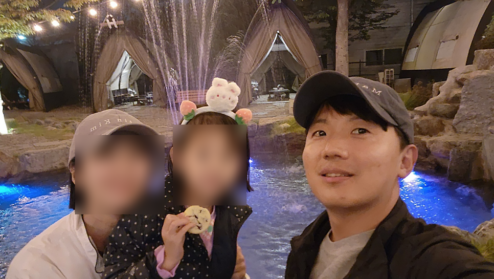 글쓴이가 조카와 함께 있는 모습