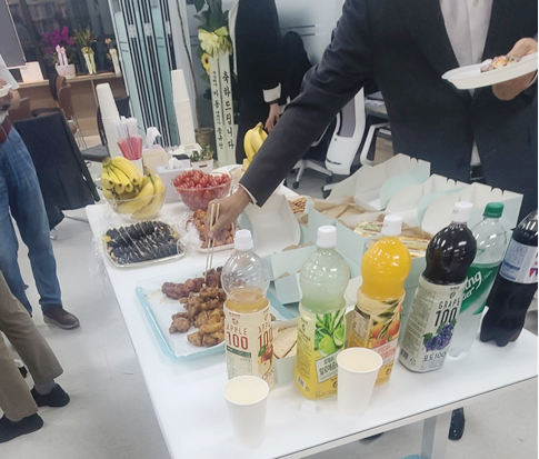 모임 중간에 제공된 음식