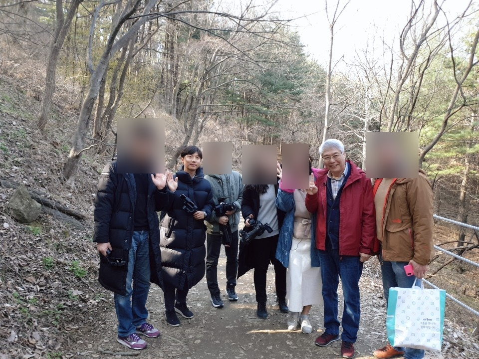 (주)이롬 황성주 회장과 야외 촬영 후 함께 찍은 사진