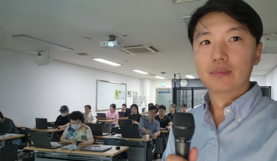 안양시청 일자리센터에서 유튜브 마케팅 강의 중인 모습