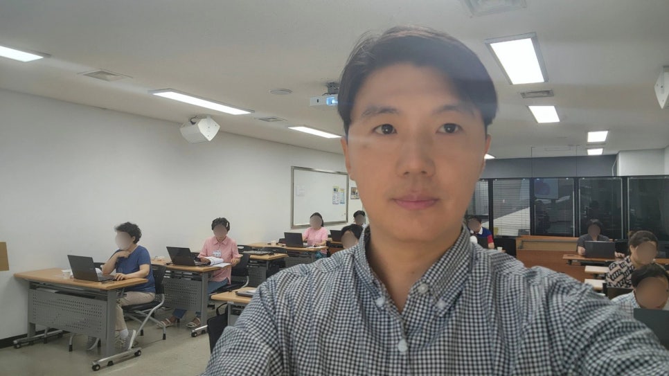 안양시청에서 신중년 대상 유튜브 강의를 진행하는 모습