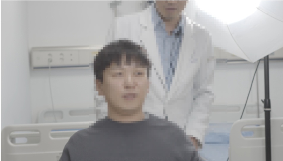 병원 환자의 실습 장면을 촬영하는 건강한마케팅 직원