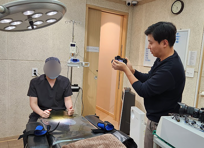 병원 유튜브 마케팅을 고민하는 원장님을 표현한 병원광고마케팅대행사 이미지