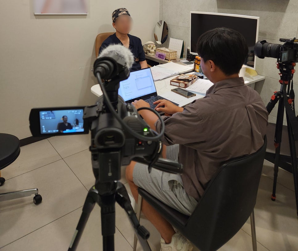 남양주병원유튜브 제작을 위해 원장님과 사전 인터뷰를 진행하는 건강한마케팅