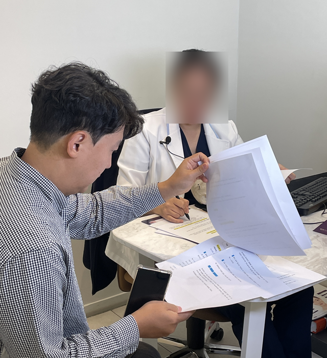 원장님 브랜드 콘텐츠 제작 회의를 진행 중인 열정덕 PD