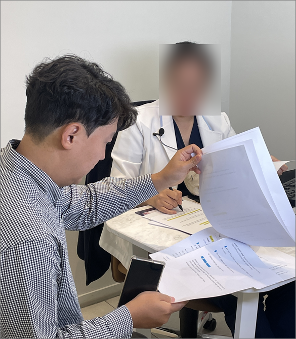 원장님과 콘텐츠 회의를 진행하는 모습