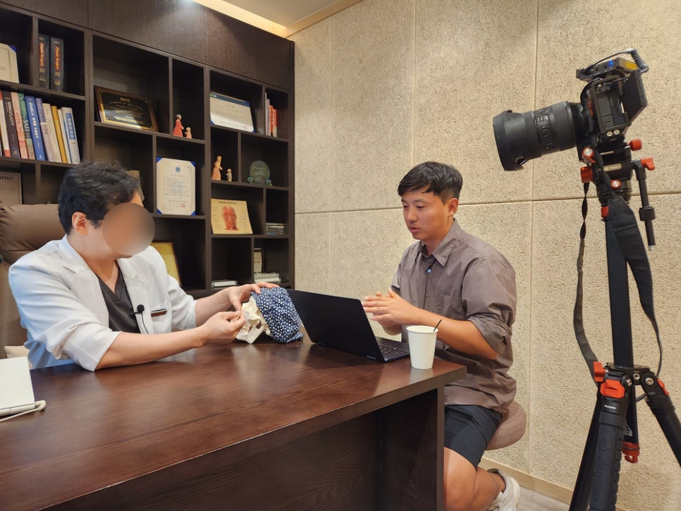 원장님과 유튜브 제작 시나리오 회의를 하는 모습
